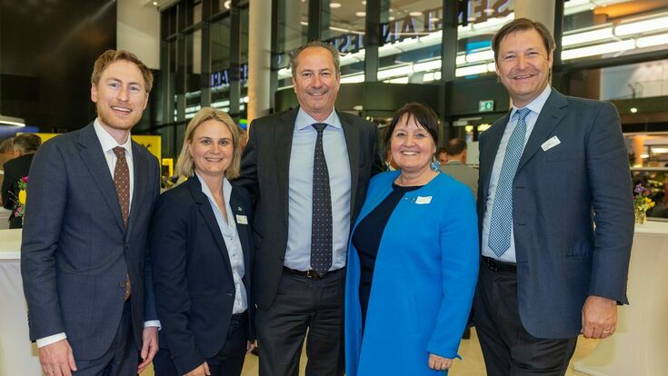 © photoworkers Mehrere Personen posieren beim Konjunkturgespräch der RLB Streiermark 2025