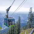Eine Kabine der Rax-Seilbahn in Niederösterreich bei schönem Wetter im Sommer.