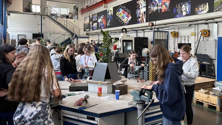 © Siemens 20 junge Frauen schaffen bei Siemens Mobility Graz im Rahmen des Girls Day ihre eigenen werkstücke.