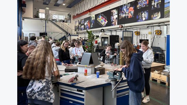20 junge Frauen schaffen bei Siemens Mobility Graz im Rahmen des Girls Day ihre eigenen werkstücke.