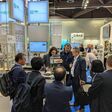 Mehrere Menschen um einen Messestand von Silicon Austria Labs (SAL)
