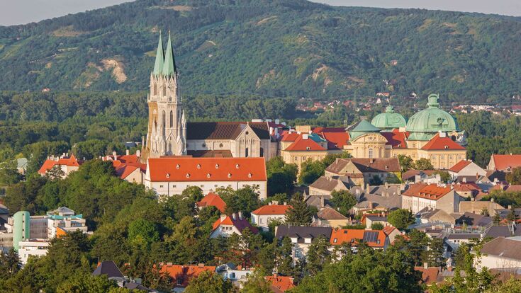 © Renáta Sedmáková Klosterneuburg, Niederösterreich, Blick auf das Stift mit Häusern ringsum
