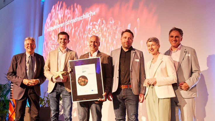 © Johannes Puch Das Team von Fundermax freut sich über die Auszeichnung in der Kategorie Großunternehmen beim Kärntner Innovationspreis 2025. Im Bild v.l.nr.: Landeshauptmann Peter Kaiser, Michael Seebacher, Klaus Surtmann und Hermann Pleschberger von Fundermax, Technologiereferentin Gaby Schaunig und KWF-Vorstand Roland Waldner.