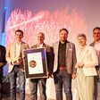 Das Team von Fundermax freut sich über die Auszeichnung in der Kategorie Großunternehmen beim Kärntner Innovationspreis 2025. Im Bild v.l.nr.: Landeshauptmann Peter Kaiser, Michael Seebacher, Klaus Surtmann und Hermann Pleschberger von Fundermax, Technologiereferentin Gaby Schaunig und KWF-Vorstand Roland Waldner.