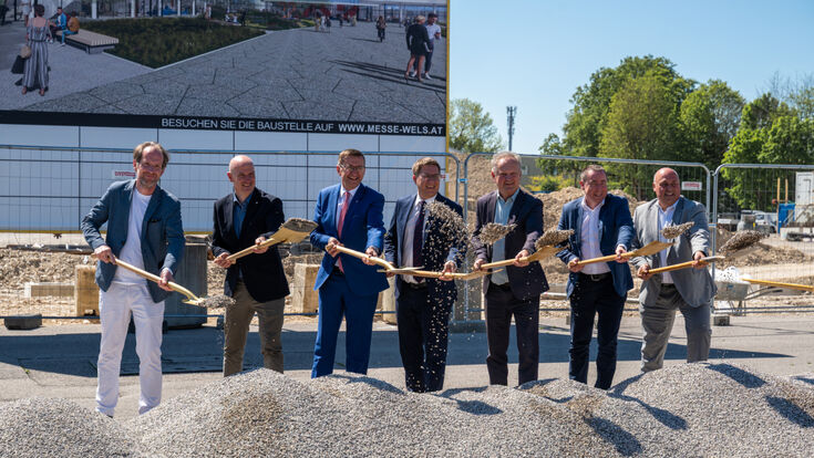 © Messe Wels/Manuel Lidauer Beim Spatenstich der Messehalle 22: Mag. Arch. Markus Fischer (F2 Architekten ZT GmbH), Messepräsident Dr. Peter Franzmayr, Wirtschaftslandesrat Markus Achleitner, Bürgermeister Dr. Andreas Rabl, Dir. Mag. Robert Schneider (Geschäftsführer Messe Wels GmbH), Arch. DI Ernst Gunhold (Geschäftsführer Architekten Zellinger Gunhold+Partner Ziviltechniker GesmbH), DI Stefan Kubin (Projektleiter SPIRK + Partner Ingenieur GmbH).