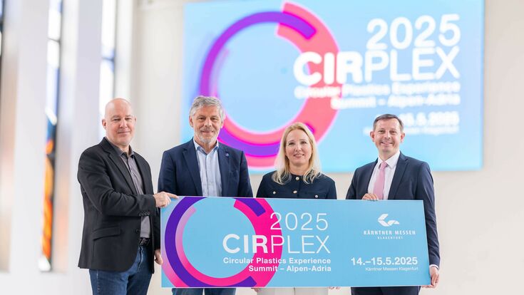 © Kärntner Messen/Zagerle Pressekonferenz zur Kärntner Messe Cirplex 2025, bei der ein großes Schild mit dem Messe-Logo präsentiert wird.