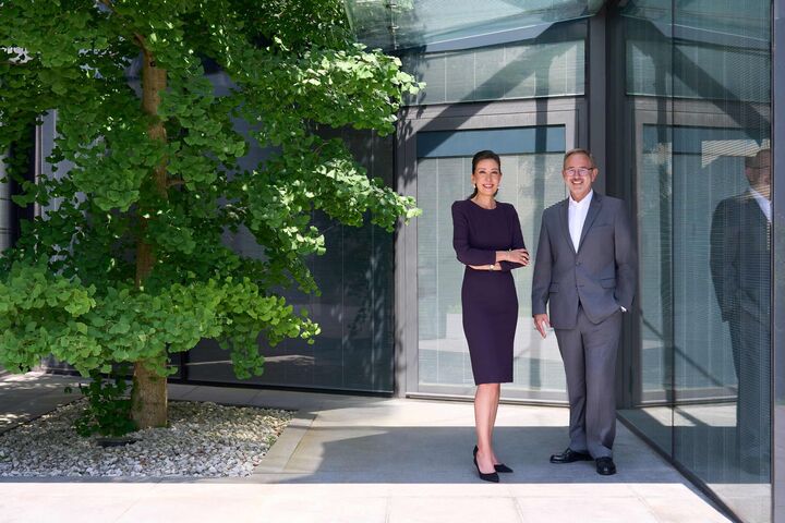 Der Vorstand der Greiner AG vor dem Headquarters-Eingang: CEO Saori Dubourg (l.) und CFO Hannes Moser (r.)