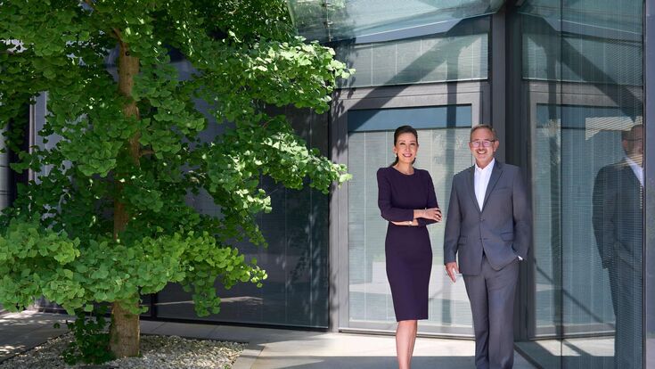 © Andreas Pohlmann Der Vorstand der Greiner AG vor dem Headquarters-Eingang: CEO Saori Dubourg (l.) und CFO Hannes Moser (r.)