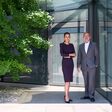 Der Vorstand der Greiner AG vor dem Headquarters-Eingang: CEO Saori Dubourg (l.) und CFO Hannes Moser (r.)