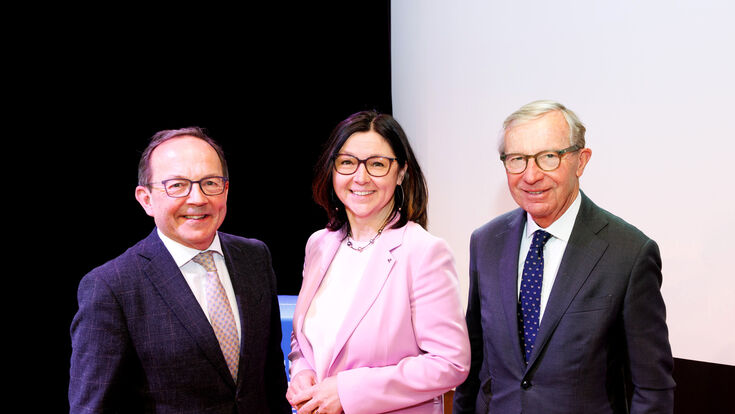 © ÖGV/Matern ÖGV-Vorstandsvorsitzender Peter Haubner, die neue ÖGV-Präsidentin Monika Cisar-Leibetseder und der Salzburger Landeshauptmann Wilfried Haslauer