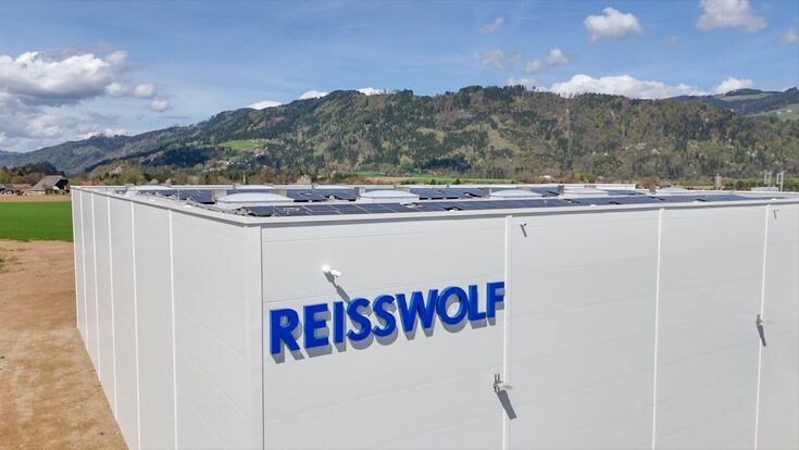 © REISSWOLF Außenansicht auf den Reisswolf-Standort in Völkermarkt, Kärnten: Ein großes weiß ausgekleidetes Gebäude mit blauem Schriftzug.