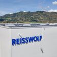 Außenansicht auf den Reisswolf-Standort in Völkermarkt, Kärnten: Ein großes weiß ausgekleidetes Gebäude mit blauem Schriftzug.