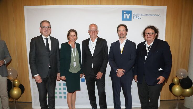 © IV Tirol / Frischauf Das Präsidium der IV Tirol (Karlheinz Wex, Gabriele Punz-Praxmarer, Max Kloger und Edi Fröschl) mit Gastgeber Roland Gander (zweiter von rechts), Geschäftsführer des Novartis Campus Kundl und Schaftenau, beim Industrieempfang 2025