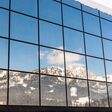 Spiegelung der Berge in einem Glasgebäude – Dachsteinmassiv, Bezirk Liezen, Steiermark, Österreich