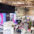 Viele Menschen an verschiedenen Ständen der Messe Cirplex 2025 in Klagenfurt