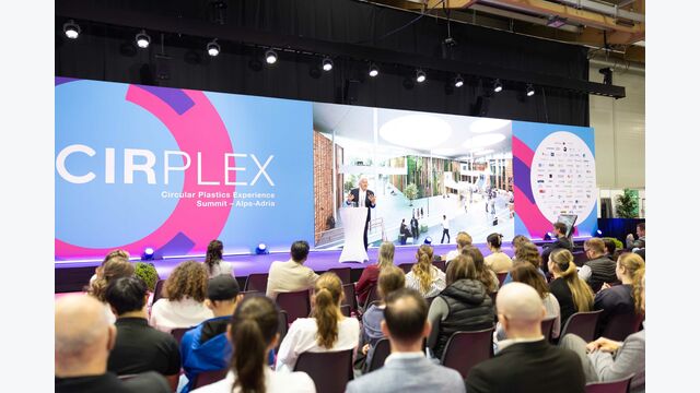 Thomas Rau, Vordenker der Circular Economy, hält einen Vortrag auf der Bühne der. Cirplex Messe 2025.