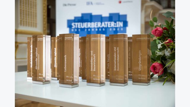 Goldfarbene Trophäen für Steuerberaters des Jahres Österreich