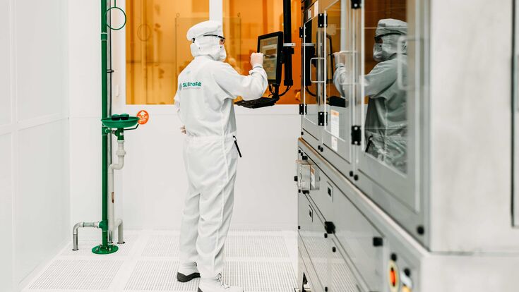 © APA/SAL/ Sarina Dobernig Forscher oder Forscherin in weißer Schutzkleidung in einem Labor der Silicon Austria Labs.