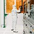Forscher oder Forscherin in weißer Schutzkleidung in einem Labor der Silicon Austria Labs.