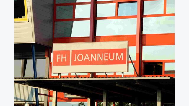 Nahansicht auf Gebäudeaufschrift der FH Joanneum in Kapfenberg