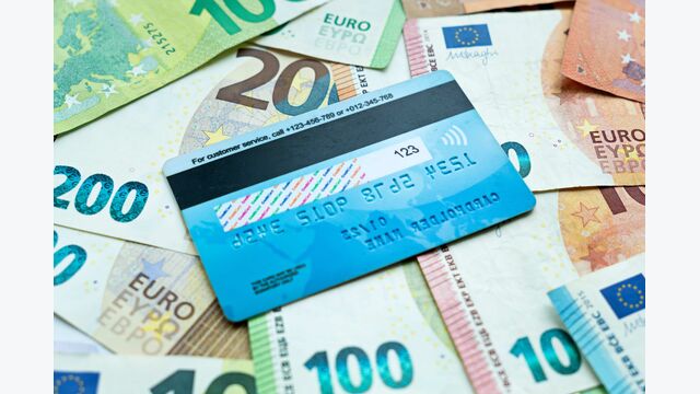 Rückseite einer nicht unterschriebenen Bankomatkarte oder Kreditkarte auf vielen Euro-Geldscheinen.