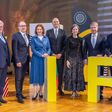 Josef Hainzl Martin Schaller Simone Schmidtbauer Hannes Moesenbacher Ariane Pfleger Florian Stryeck Rainer Stelzer beim Raiffeisen Landesbank Steiermark Jahresversammlung 2025 auf der Bühne mit großen gelben Buchstaben "WIR"