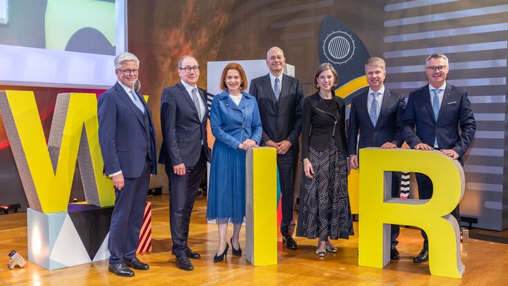 © RLB Steiermark/Riedler Josef Hainzl Martin Schaller Simone Schmidtbauer Hannes Moesenbacher Ariane Pfleger Florian Stryeck Rainer Stelzer beim Raiffeisen Landesbank Steiermark Jahresversammlung 2025 auf der Bühne mit großen gelben Buchstaben "WIR"