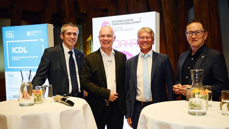 © Barbara Wirl Vl.: Moderator und OCG Präsident Wilfried Seyruck mit den KI-Experten und OCG Vorstandsmitgliedern Harald Leitenmüller, CTO von Microsoft Österreich, Wolfgang Pree, Informatik-Professor an der Universität Salzburg, und Peter Reichstädter, CIO in der Parlamentsdirektion in Wien.