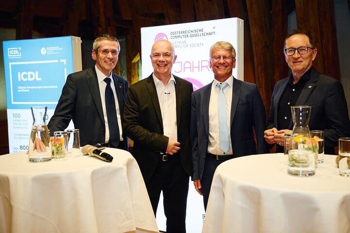Vl.: Moderator und OCG Präsident Wilfried Seyruck mit den KI-Experten und OCG Vorstandsmitgliedern Harald Leitenmüller, CTO von Microsoft Österreich, Wolfgang Pree, Informatik-Professor an der Universität Salzburg, und Peter Reichstädter, CIO in der Parlamentsdirektion in Wien.