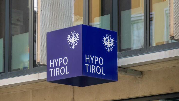 © Adobe Stock/driendl Filial-Werbeschild der Bank Hypo Tirol in Würfelform in Innsbruck