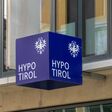 Filial-Werbeschild der Bank Hypo Tirol in Würfelform in Innsbruck