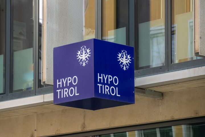 Filial-Werbeschild der Bank Hypo Tirol in Würfelform in Innsbruck