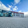 Zwei E-Lkw vor den Headquarters des Transportunternehmens hofmann & neffe in Oberösterreich.