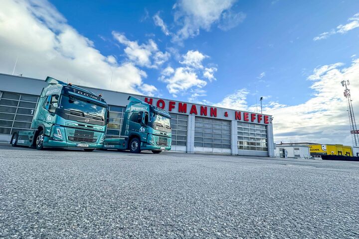 Zwei E-Lkw vor den Headquarters des Transportunternehmens hofmann & neffe in Oberösterreich.