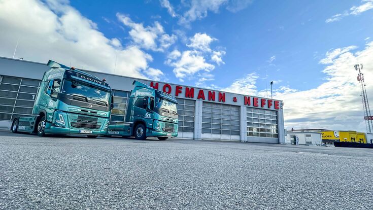 © hofmann & neffe Zwei E-Lkw vor den Headquarters des Transportunternehmens hofmann & neffe in Oberösterreich.