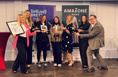 Mehrere Frauen posieren mit Urkunde amaZone Award 2025