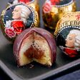 Salzburger Mozartkugeln, einige verpackt, eine ausgepackt und aufgeschnitten