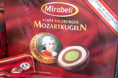 © Adobe Stock/jovannig rote Schachtel mit Echten Salzburger Mozartkugeln von Mirabell