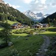 Ein paar neu gebaute Familienhäuser inmitten grüner, bergiger Landschaft, KI-generiert