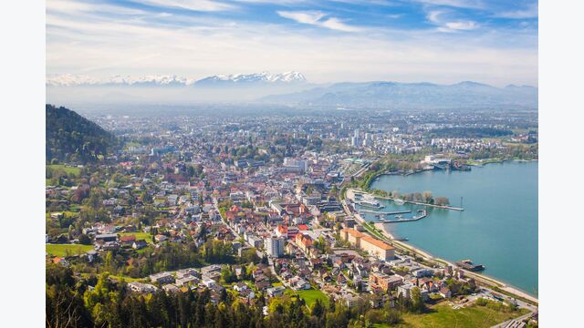 Luftansicht auf Bregenz, Vorarlberg, am Bodensee bei schönem Wetter im Sommer