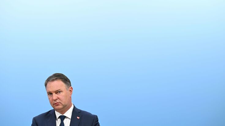 © APA/HELMUT FOHRINGER Vizekanzler Andreas Babler (SPÖ) am Montag, 2. Juni 2025, anl. der PK SPÖ "Mietpreisdeckel - Leistbares Wohnen" im Parlament in Wien, blitzblauer Hintergrund.