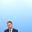 Vizekanzler Andreas Babler (SPÖ) am Montag, 2. Juni 2025, anl. der PK SPÖ "Mietpreisdeckel - Leistbares Wohnen" im Parlament in Wien, blitzblauer Hintergrund.