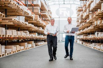 © Neuhofer Holz GmbH Franz Neuhofer Senior neben Geschäftsführer und Eigentümer Franz Neuhofer in Holzlager
