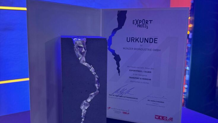 © Münzer Bioindustrie GmbH Trophäe und Urkunde des Exportpreis 2025 der WKO
