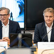 Wietersdorfer CEO und CFO Michael Junghans und Hannes Gailer bei Pressekonferenz an einem Tisch mit Mikros.