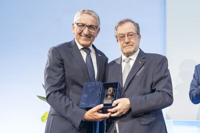 © Foto Fischer WKO Steiermark Präsident Josef Herk überreicht Friedrich Hinterschweiger den Erzherzog-Johann-Award für sein Lebenswerk.