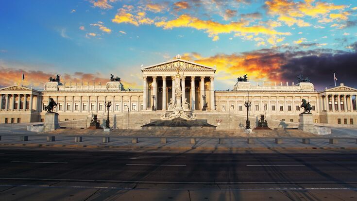 © TTstudio - stock.adobe.com Das österreichische Parlament in Wien von außen, ohne Menschen, bei Sonnenaufgang