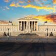 Das österreichische Parlament in Wien von außen, ohne Menschen, bei Sonnenaufgang