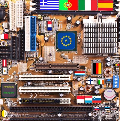 © Gabriele Rohde Der EU-Stabilitätspakt symbolisch dargestellt anhand einer geöffneten Festplatte mit kleinen europäischen Nationalflaggen darin