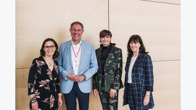 Gruppenfoto anlässlich des Pressegesprächs am 2. Sustainable Tourism in Austria Summit (STiAS): v.l.n.r.: Ulrike Rauch-Keschmann, Sektionschefin Tourismus im Bundesministerium für Wirtschaft, Energie und Tourismus; Christian Schützinger, Geschäftsführer Vorarlberg Tourismus; Astrid Steharnig-Staudinger, CEO Österreich Werbung; Martha Schultz, Vizepräsidentin der Wirtschaftskammer Österreich